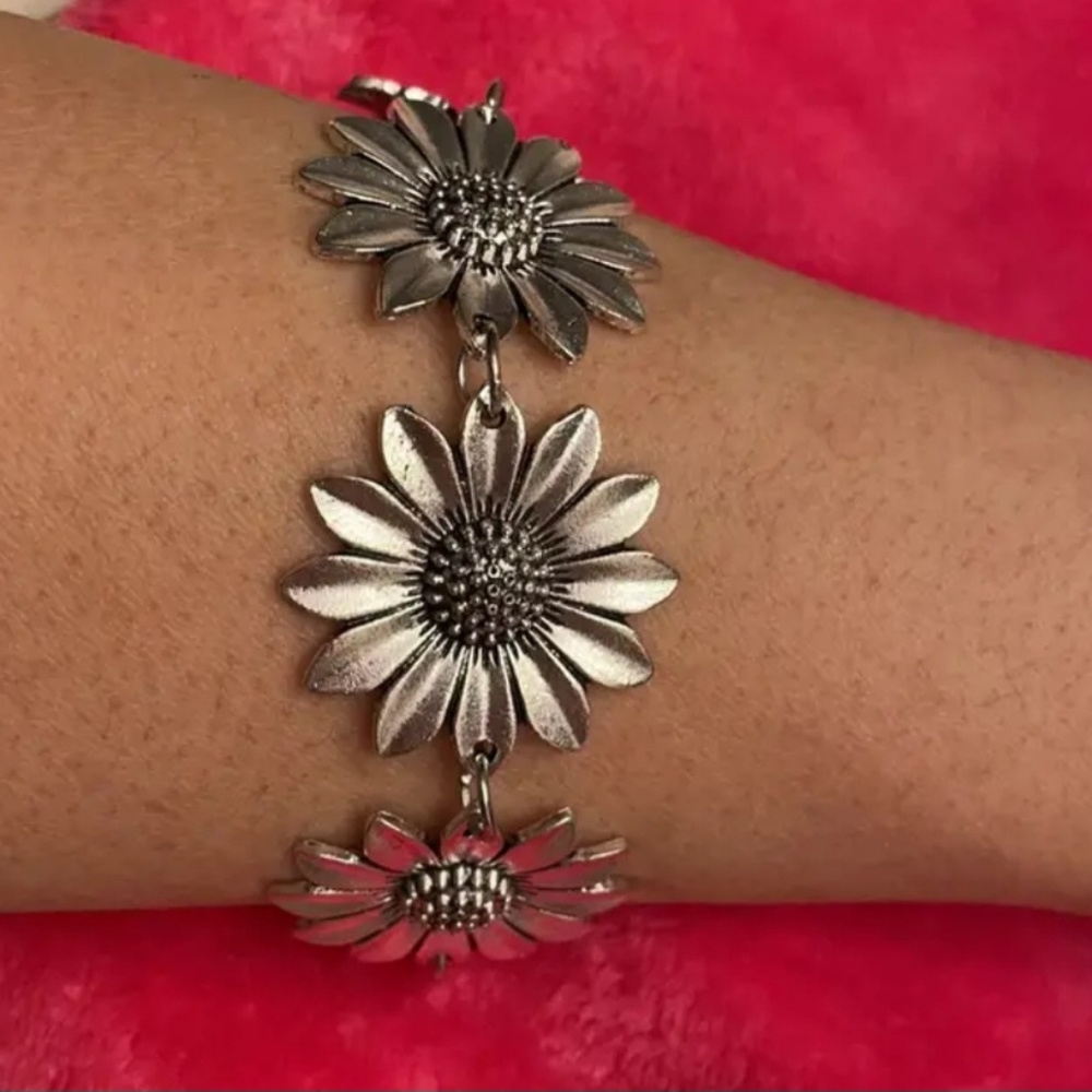 New beautiful Silver tone sunflower 7.5" to 9" adjustable bracelet